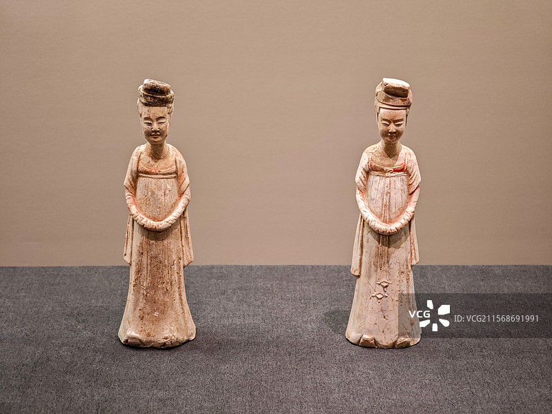 彩绘女袖手立俑（唐代），昭陵博物馆藏，上海闵行博物馆“贞观鉴——大唐历史文化主题展”图片素材