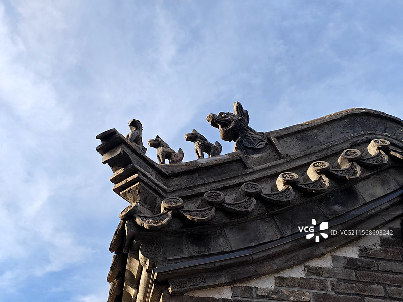 蓝天白云下古建筑上的吻兽图片素材