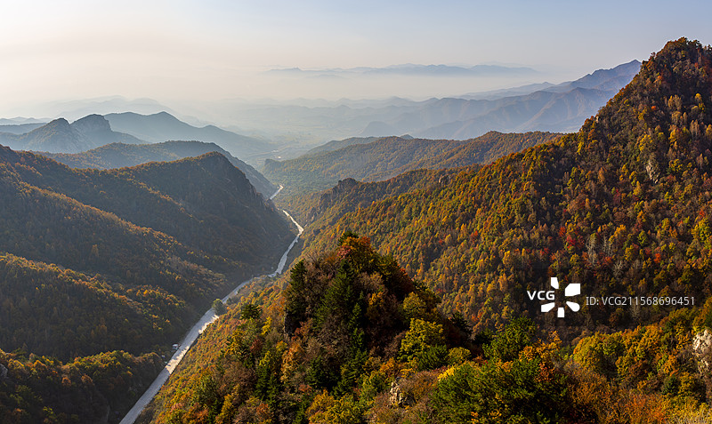 山西吕梁岚县白龙山风景区秋季薄雾风光图片素材