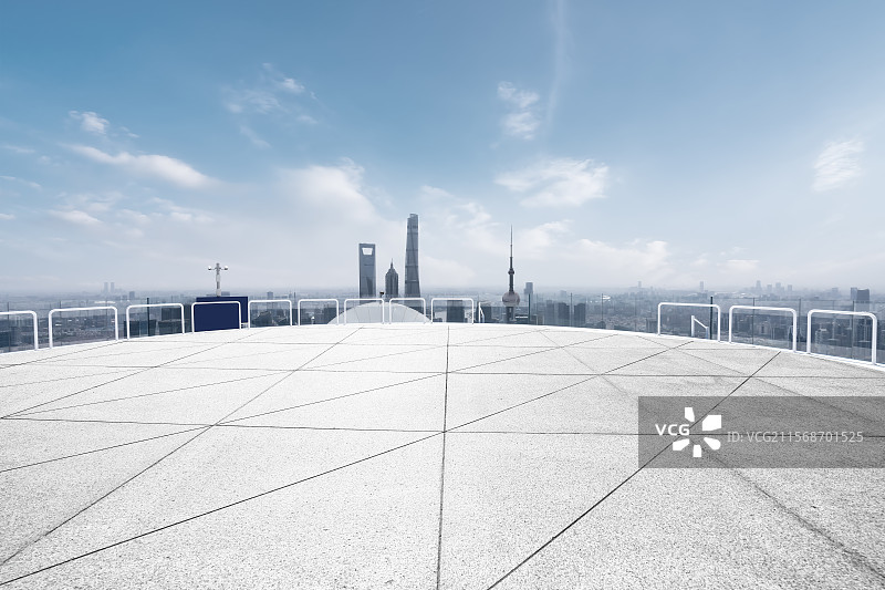 空旷广场与城市天际线图片素材