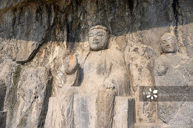河南省洛阳市龙门石窟摩崖三佛龛佛像石刻图片素材