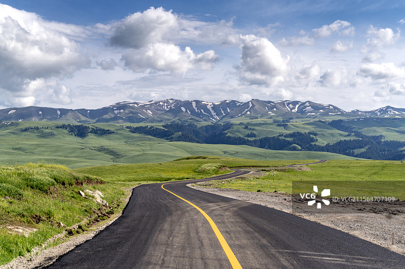 天山脚下的草原公路图片素材