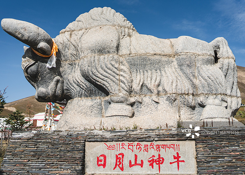 日月山神牛图片素材