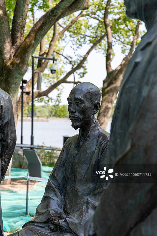 浙江嘉兴平湖东湖景区城市地标建筑与广场平台李叔同雕像弘一法师图片素材
