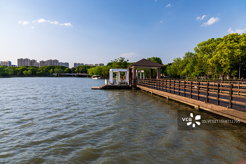 浙江嘉兴平湖东湖景区城市地标建筑与广场平台图片素材