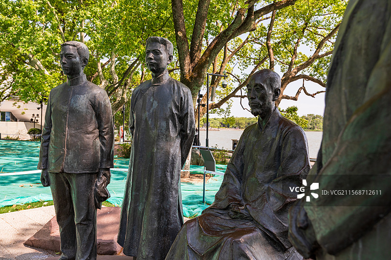 浙江嘉兴平湖东湖景区城市地标建筑与广场平台李叔同雕像弘一法师图片素材