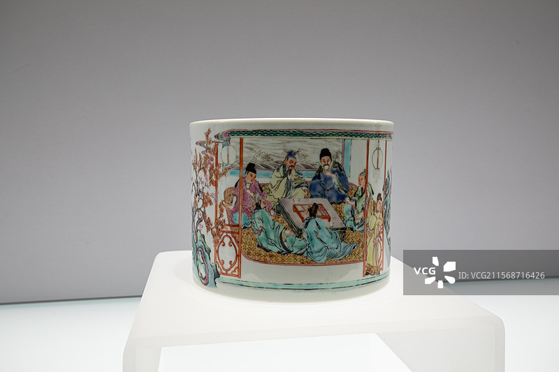 粉彩春夜宴桃李园图笔筒 景德镇窑 清·雍正 上海博物馆东馆图片素材