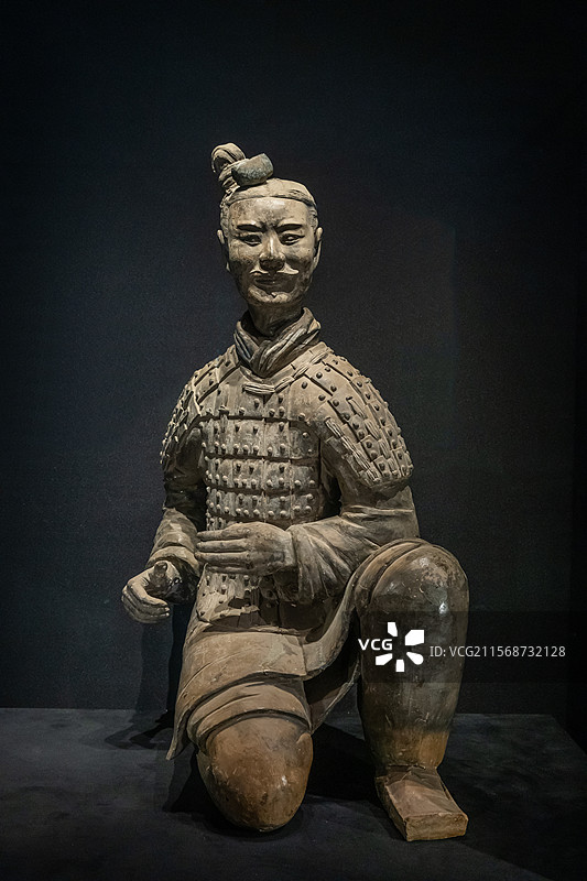 陕西历史博物馆秦汉馆跪射俑秦代陕西西安临潼秦始皇兵马俑二号坑出土图片素材