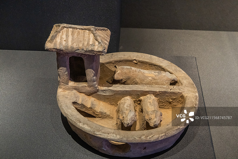 陕西历史博物馆秦汉馆绿釉陶猪圈汉代甘肃出土1988年西铁分局乘警队移交图片素材