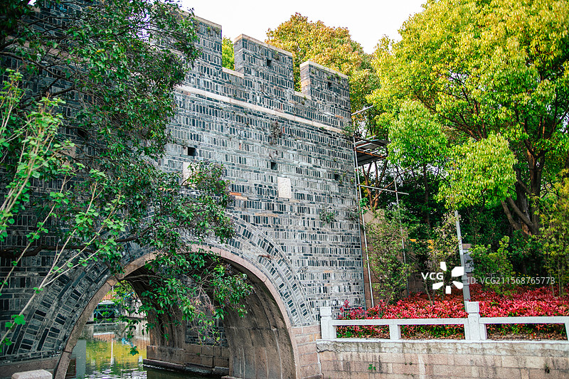 上海嘉定南城墙公园里的嘉定古城墙景观图片素材