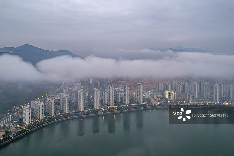 福建省南平市顺昌县平流雾中的滨水城市风光图片素材