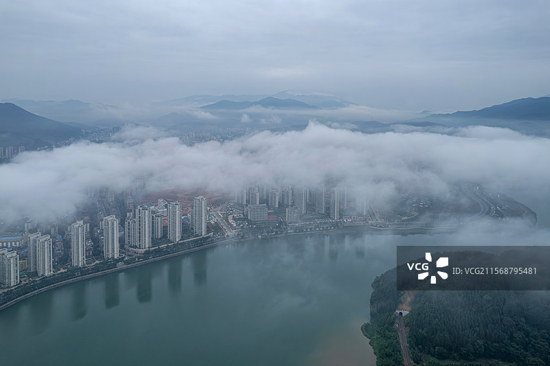 福建省南平市顺昌县平流雾中的滨水城市风光图片素材