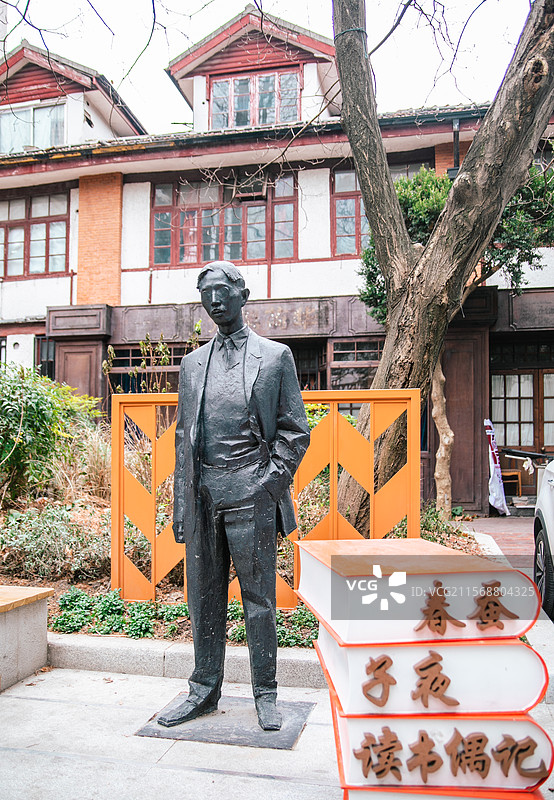 上海虹口区多伦路文化名人街，茅盾雕像图片素材