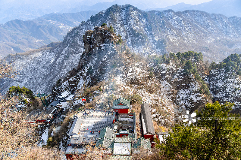 中国道教圣地大岳武当山太和宫金顶金殿的雪天雪景风光图片素材