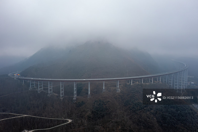 四川雅西高速干海子特大桥雨雾天航拍图片素材