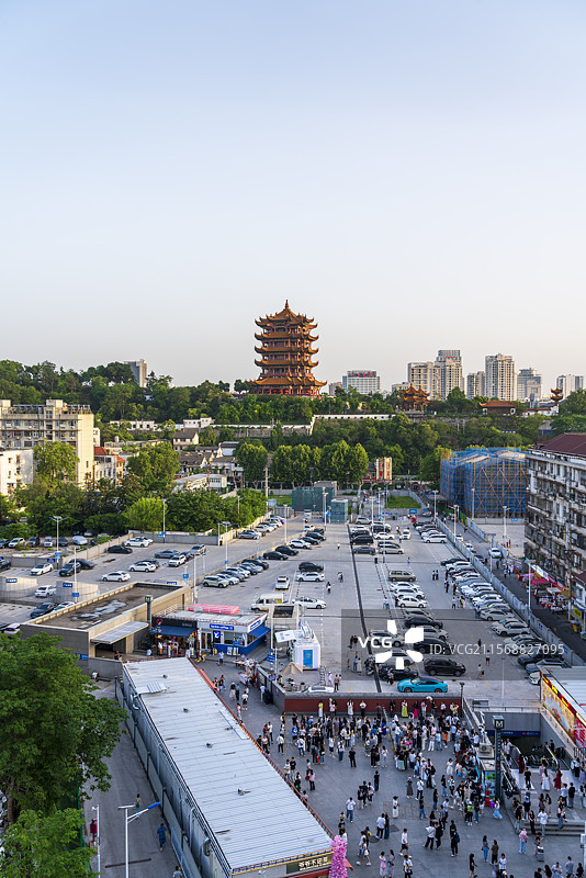 武汉黄鹤楼红墙网红打卡地人流聚集图片素材