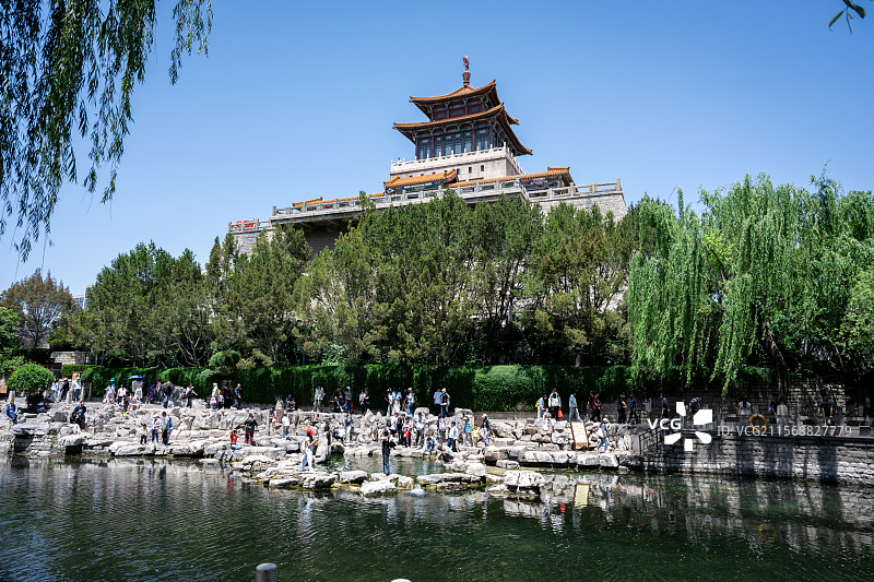 济南 白石泉和解放阁图片素材