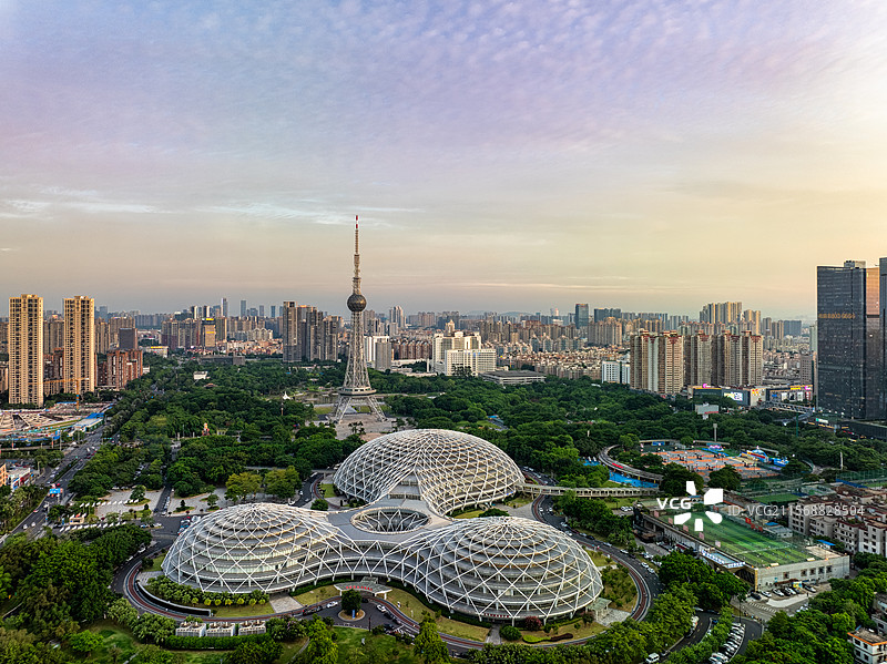 佛山市文华公园-佛山电视塔-岭南明珠体育中心城市天际线图片素材