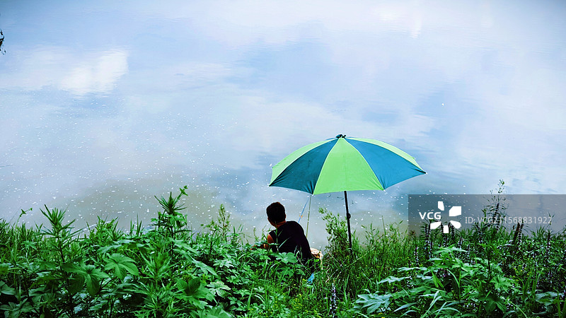 浏阳河畔垂钓者图片素材