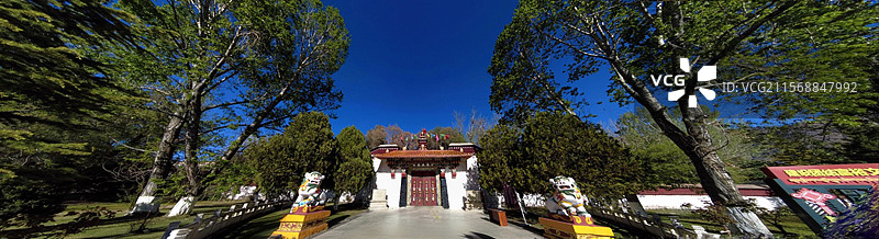 罗布林卡大门古朴庄重，色彩鲜明，饰有精美图案，周围绿树环绕，洋溢着藏式园林的独特韵味与宁静氛围。图片素材