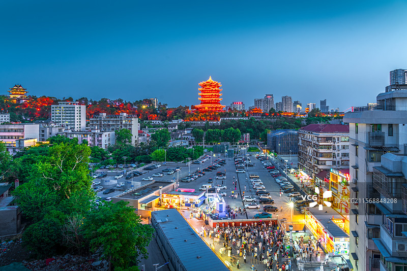 武汉黄鹤楼红墙网红打卡地夜景灯光古建筑图片素材