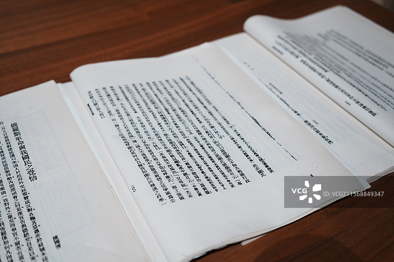展开的竖版文字古书特写图片素材