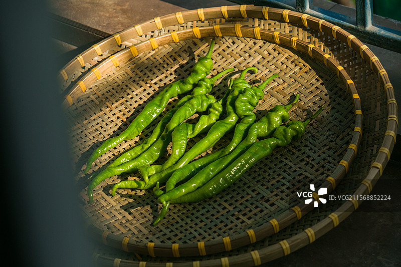 簸箕晒辣椒青椒螺丝椒蔬菜图片素材