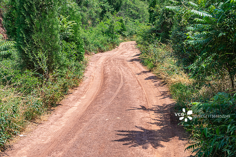 中国山东泰山泰安肥城小泰山旅游景区，一条红色褐色的土路和蓝色天空白云，户外白昼无人图像摄影图片素材