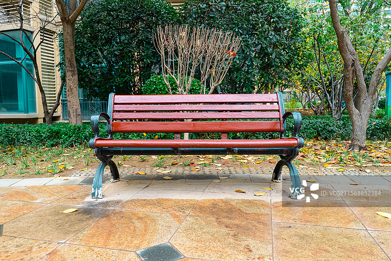 中国私家花园拍摄主题，居住区里的露台花园，绿色的花坛和红色的厚木板公园长椅，户外白昼无人图像摄影图片素材