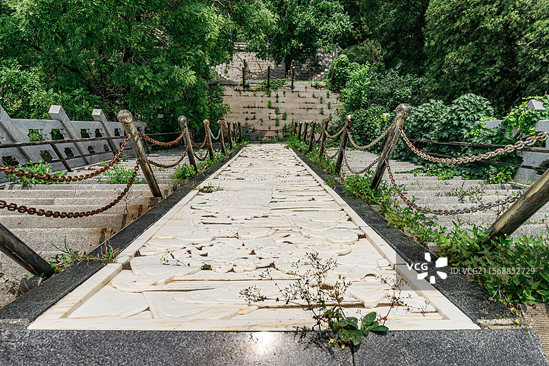 中国自然风光拍摄主题，山东泰安泰山天外村风景区，扇子崖上的元始天尊庙宫殿陡峭的台阶楼梯，户外白昼无人图片素材