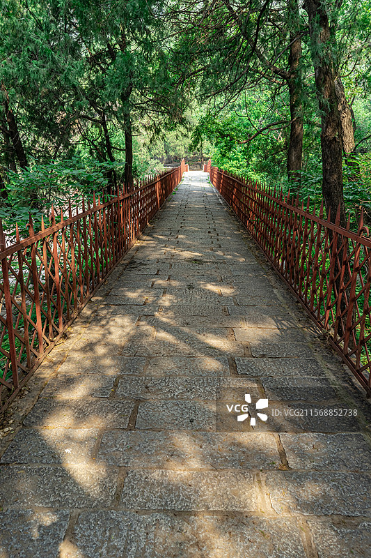 中国自然风光拍摄主题，山东泰安泰山黑龙潭老龙窝长寿桥阴阳界风景区，延伸石板路，户外白昼无人图像摄影图片素材