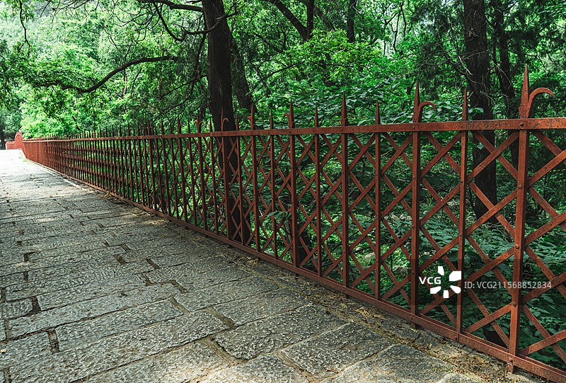 中国自然风光拍摄主题，山东泰安泰山黑龙潭老龙窝长寿桥阴阳界风景区，延伸石板路，户外白昼无人图像摄影图片素材