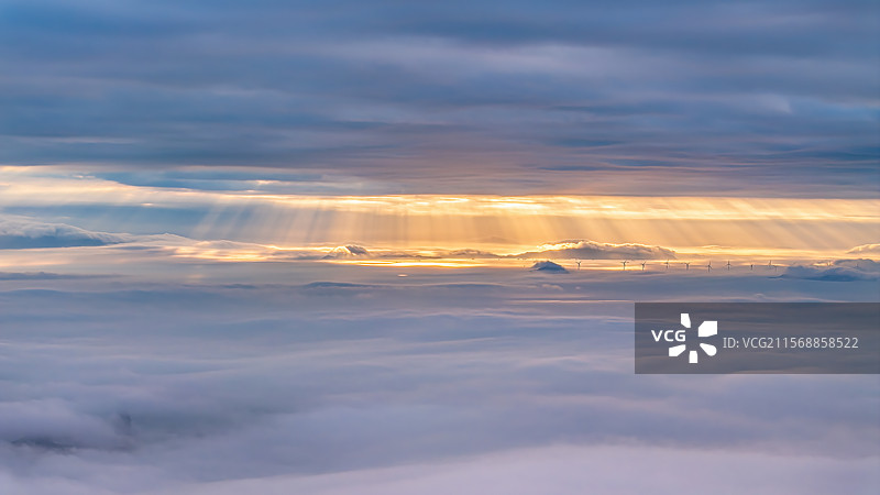 云海之上的金色光芒 雾霭中的希望曙光图片素材