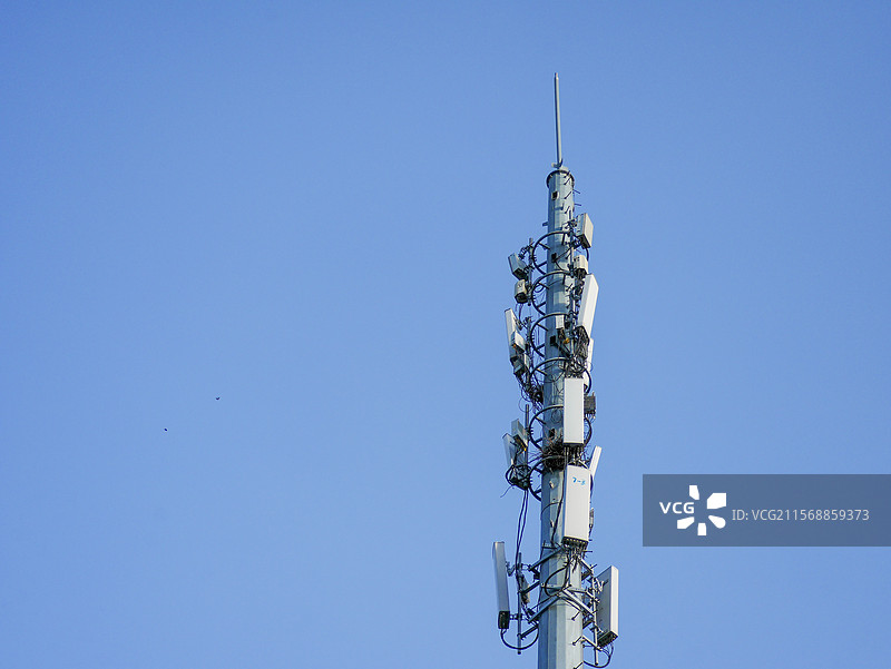 高耸云端的通信铁塔图片素材