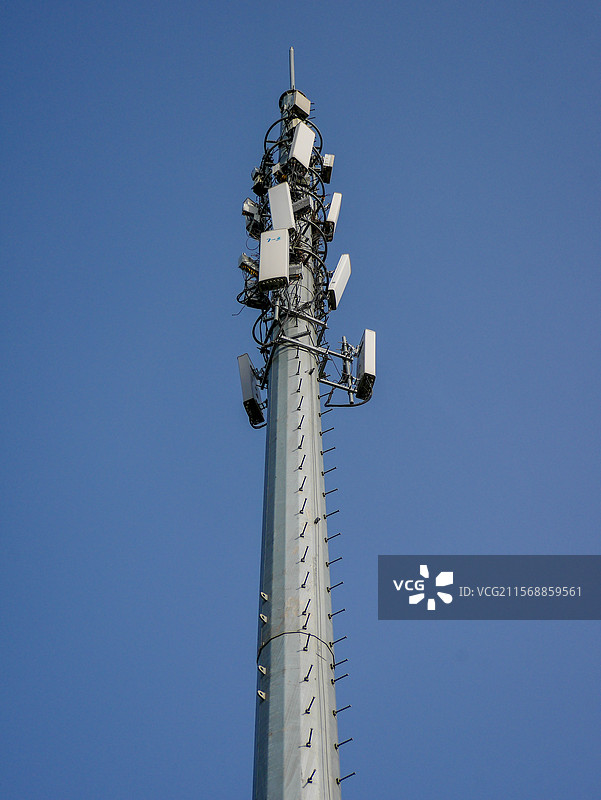 高耸云端的通信铁塔图片素材
