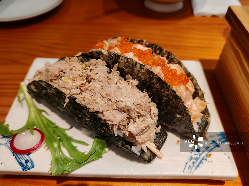 美食之脆脆吞拿鱼寿司和三文鱼寿司图片素材