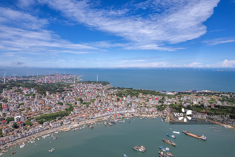 福建省莆田市秀屿区平海村的城镇建筑和渔港的航拍图片素材
