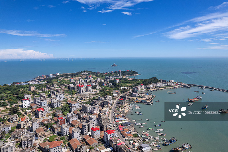 福建省莆田市秀屿区平海村的城镇建筑和渔港的航拍图片素材