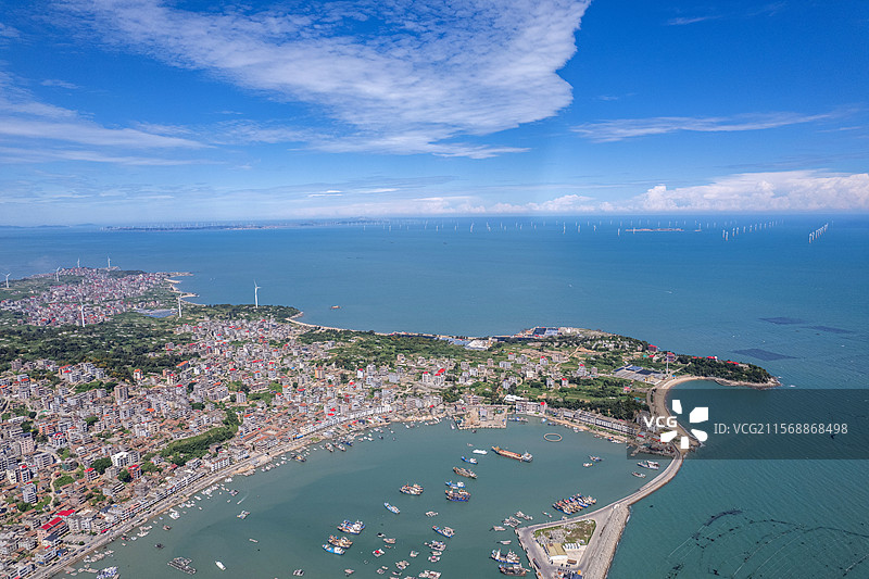 福建省莆田市秀屿区平海村的城镇建筑和渔港的航拍图片素材