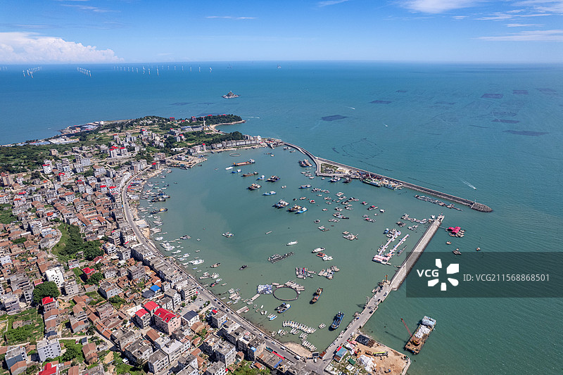福建省莆田市秀屿区平海村的城镇建筑和渔港的航拍图片素材