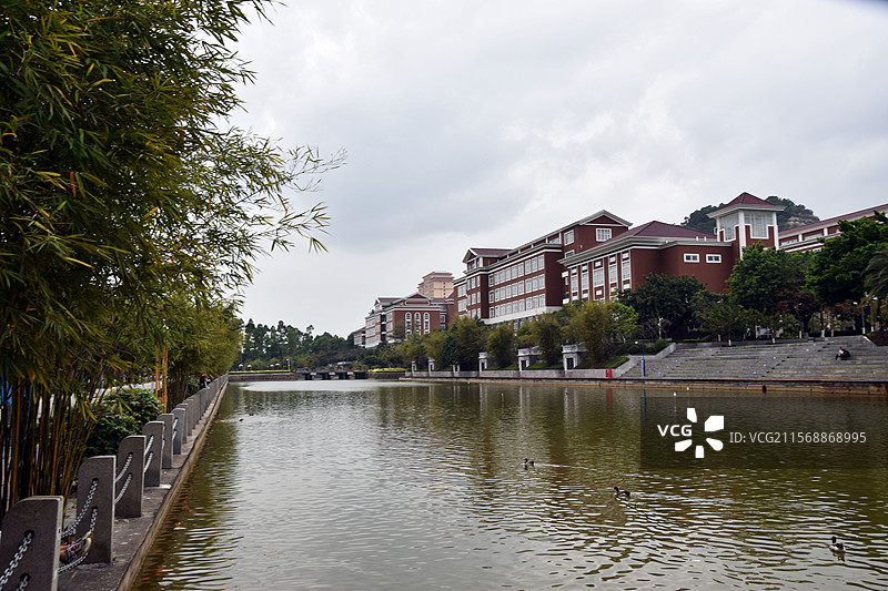 深圳职业技术学院（深圳职业技术大学）溪湖与教学楼图片素材