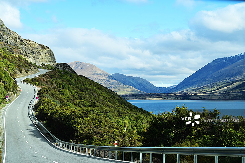 新西兰瓦卡蒂普湖边的蜿蜒山路与湖光山色图片素材