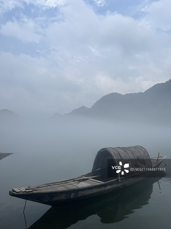 新安江渔船 烟波江上 水雾弥漫图片素材