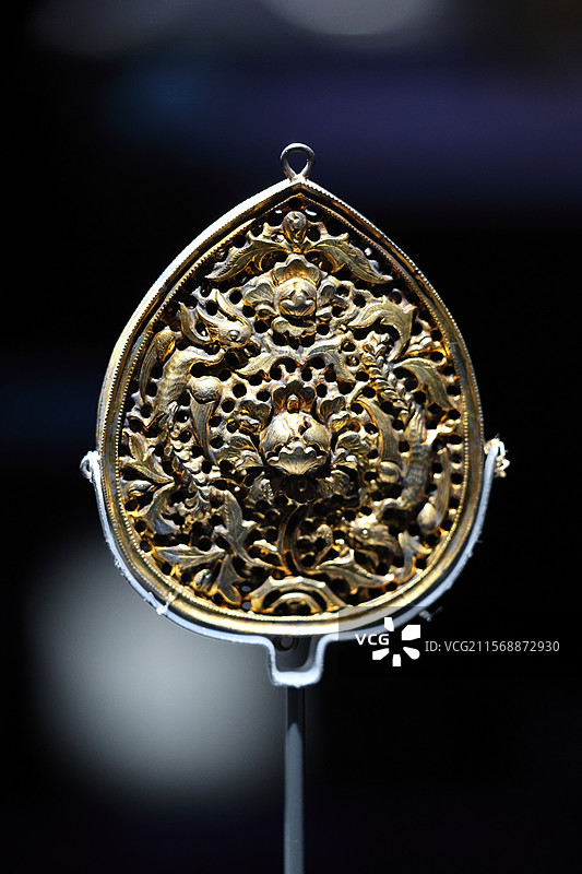 上海博物馆东馆展品--银鎏金嵌宝镶白玉绶带鸟牡丹纹帔坠（明）图片素材