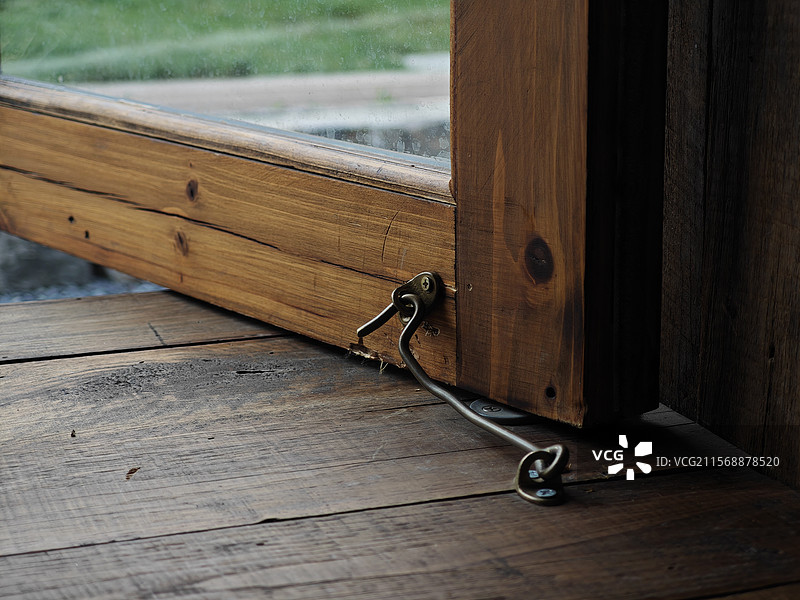 木窗和床栓图片素材