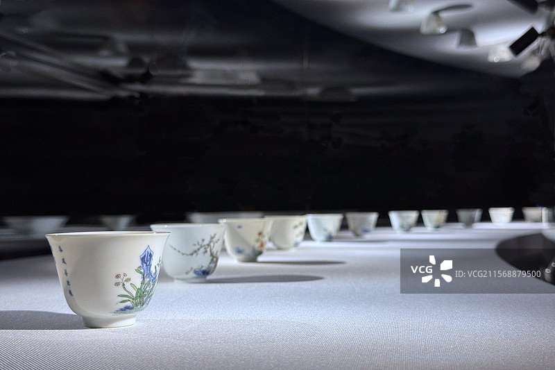 龙美术馆（西岸馆）--天地大观展品--五彩十二月花神杯（清康熙）图片素材