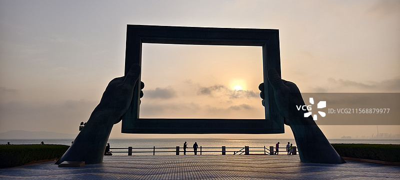 威海滨海大道，大相框日出图片素材