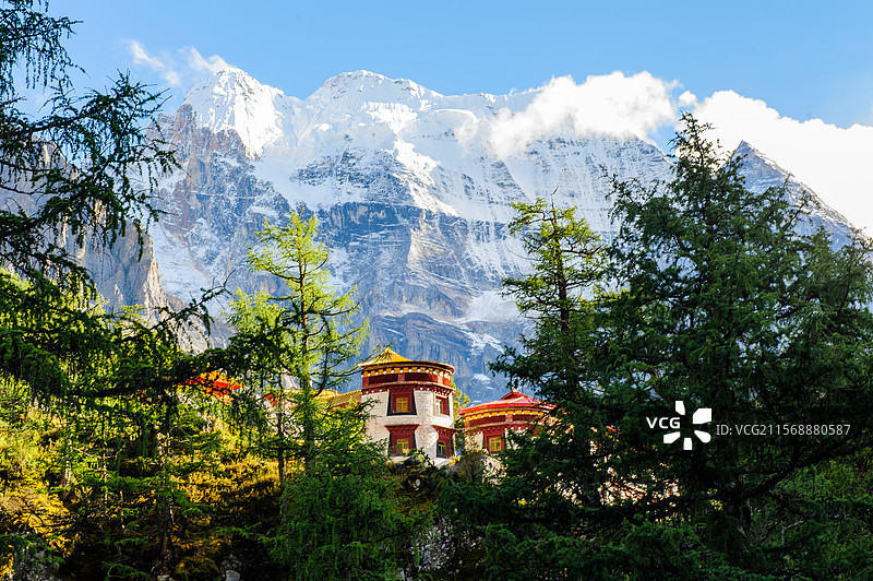 中国四川省稻城亚丁仙乃日神山图片素材