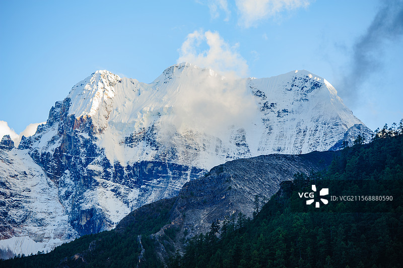 中国四川省稻城亚丁仙乃日神山图片素材