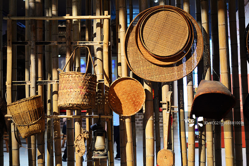 手编竹篾箩筐图片素材